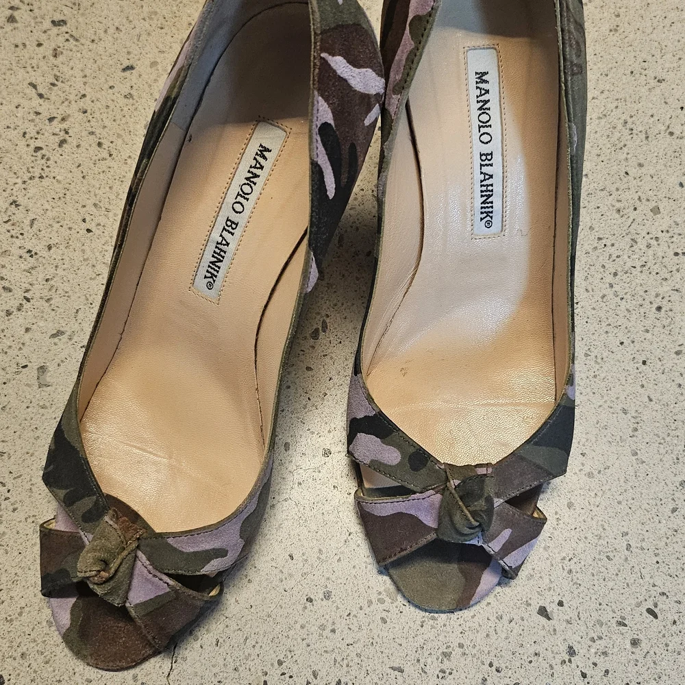 Elegant Manolo Green Purple camouflage Women's Heels - Picture 2 of 3